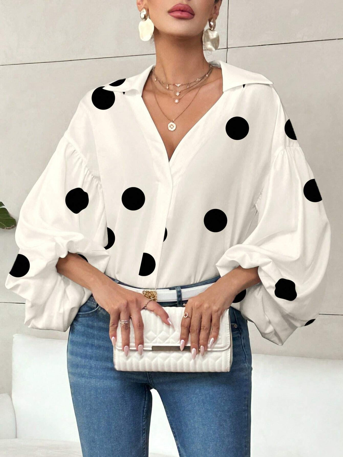 Blouse femme ample à col ouvert et manches bouffantes