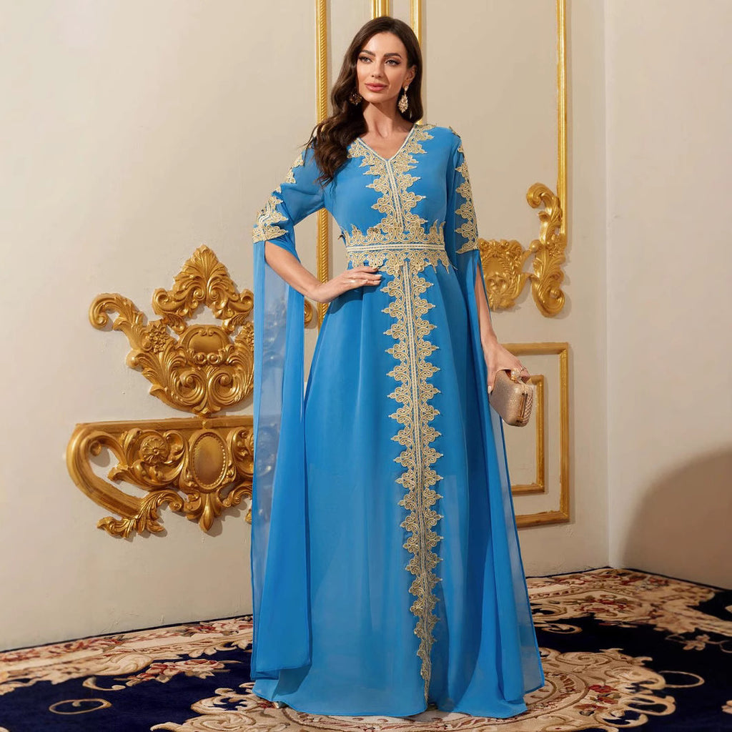 Robe longue bleue en mousseline et dentelle, manches trois-quarts