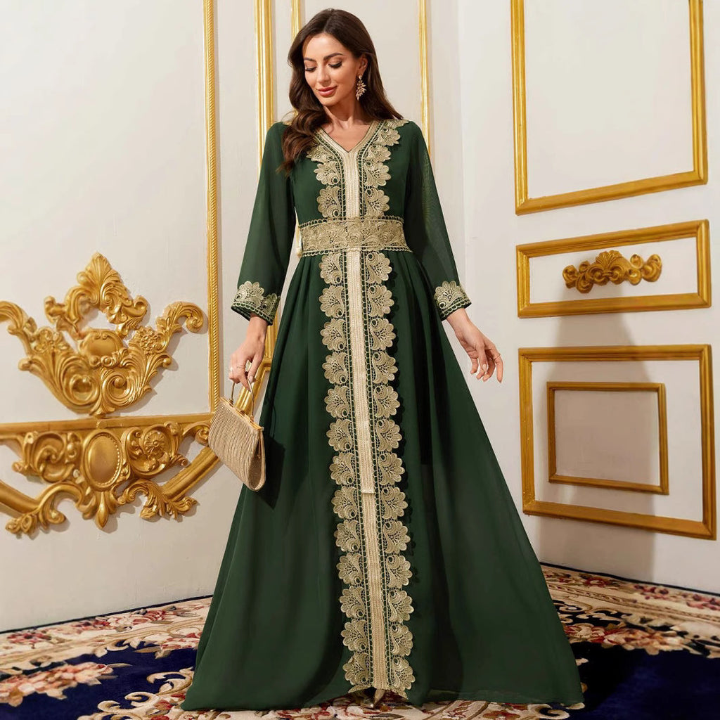 Robe longue verte en mousseline à col V et détails en dentelle