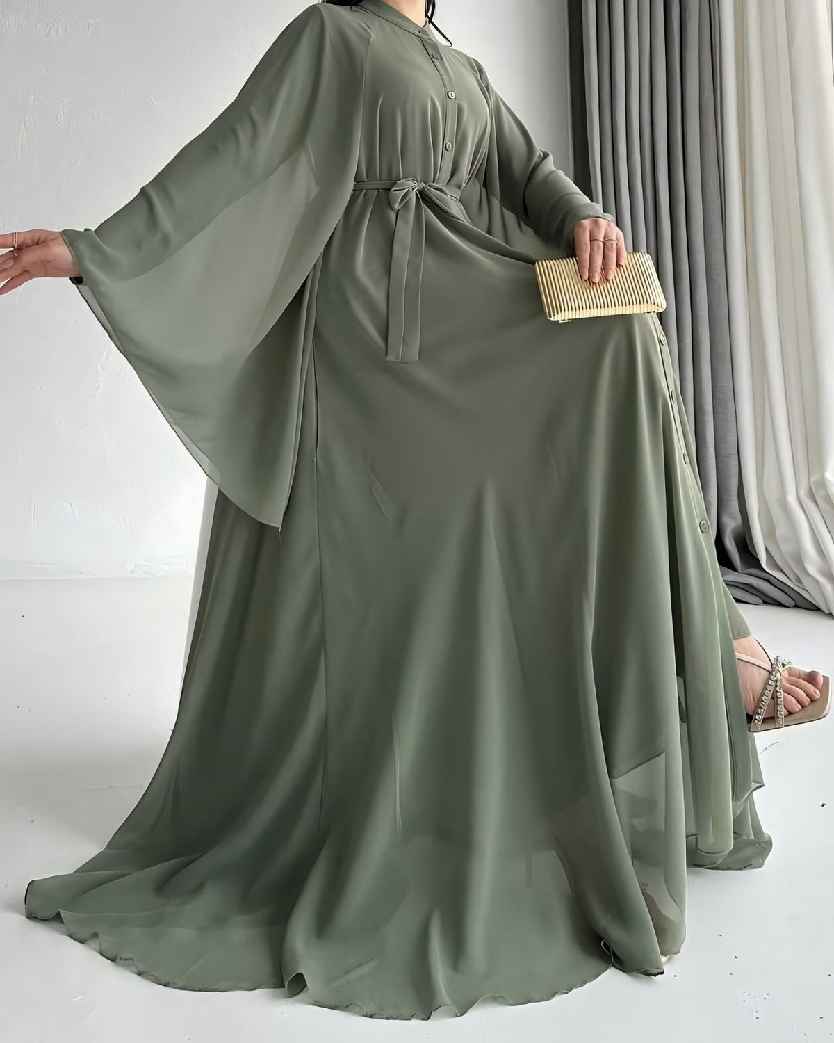 Robe longue verte en mousseline à manches longues et ceinture