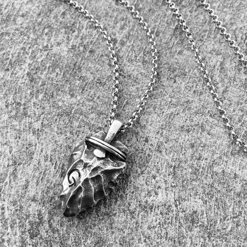 Collier homme à pendentif pointe de flèche argenté