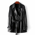Manteau court femme noir ceinturé, style trench