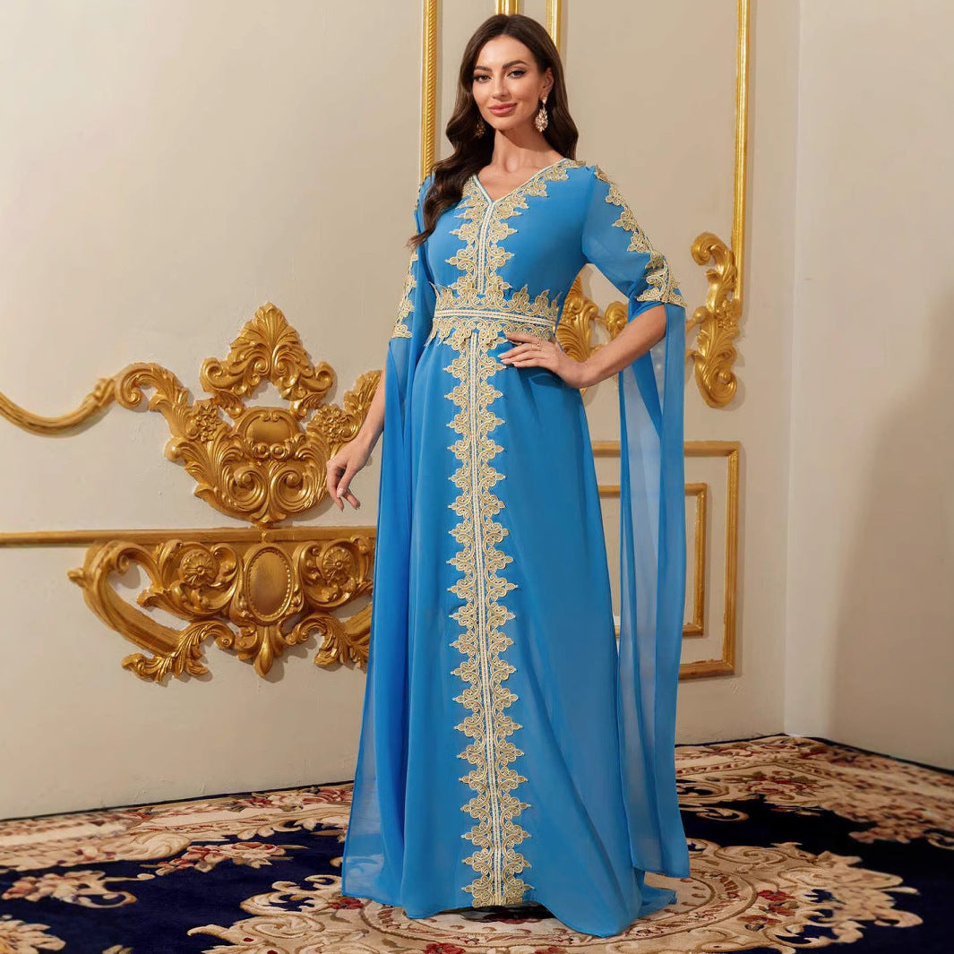 Robe longue bleue en mousseline et dentelle, manches trois-quarts