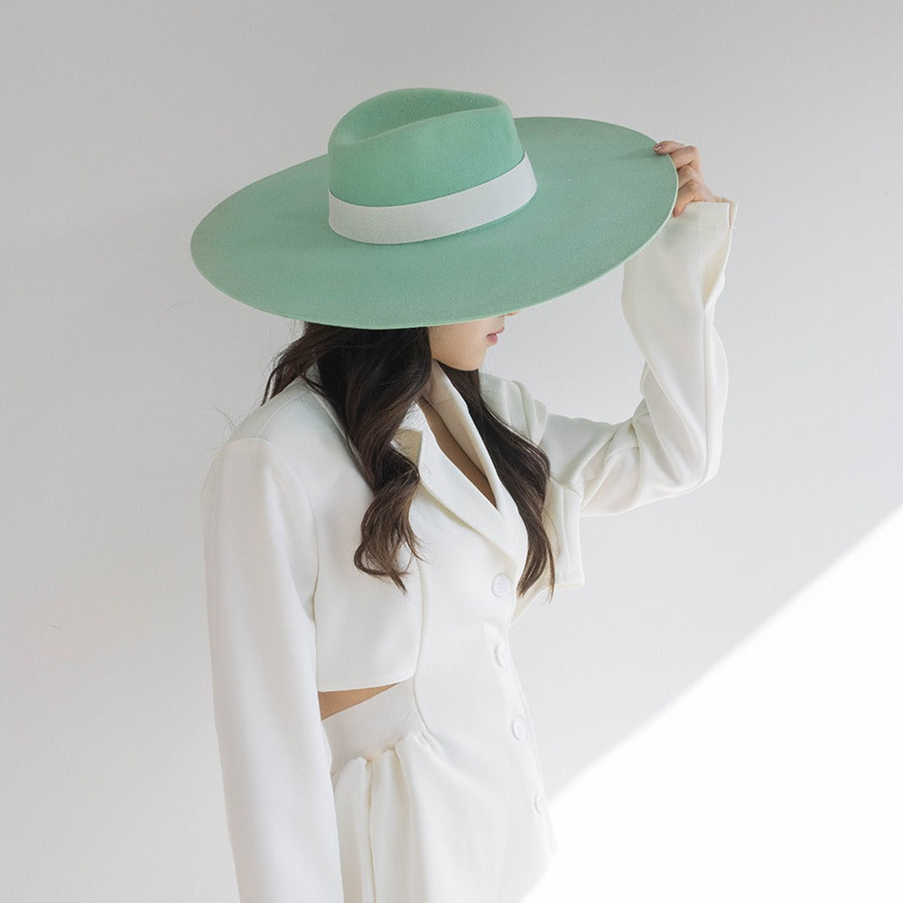 Chapeau femme en laine vert menthe à très large bord