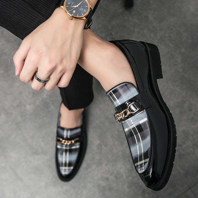 Mocassins homme en cuir à carreaux et chaîne dorée, style luxe italien