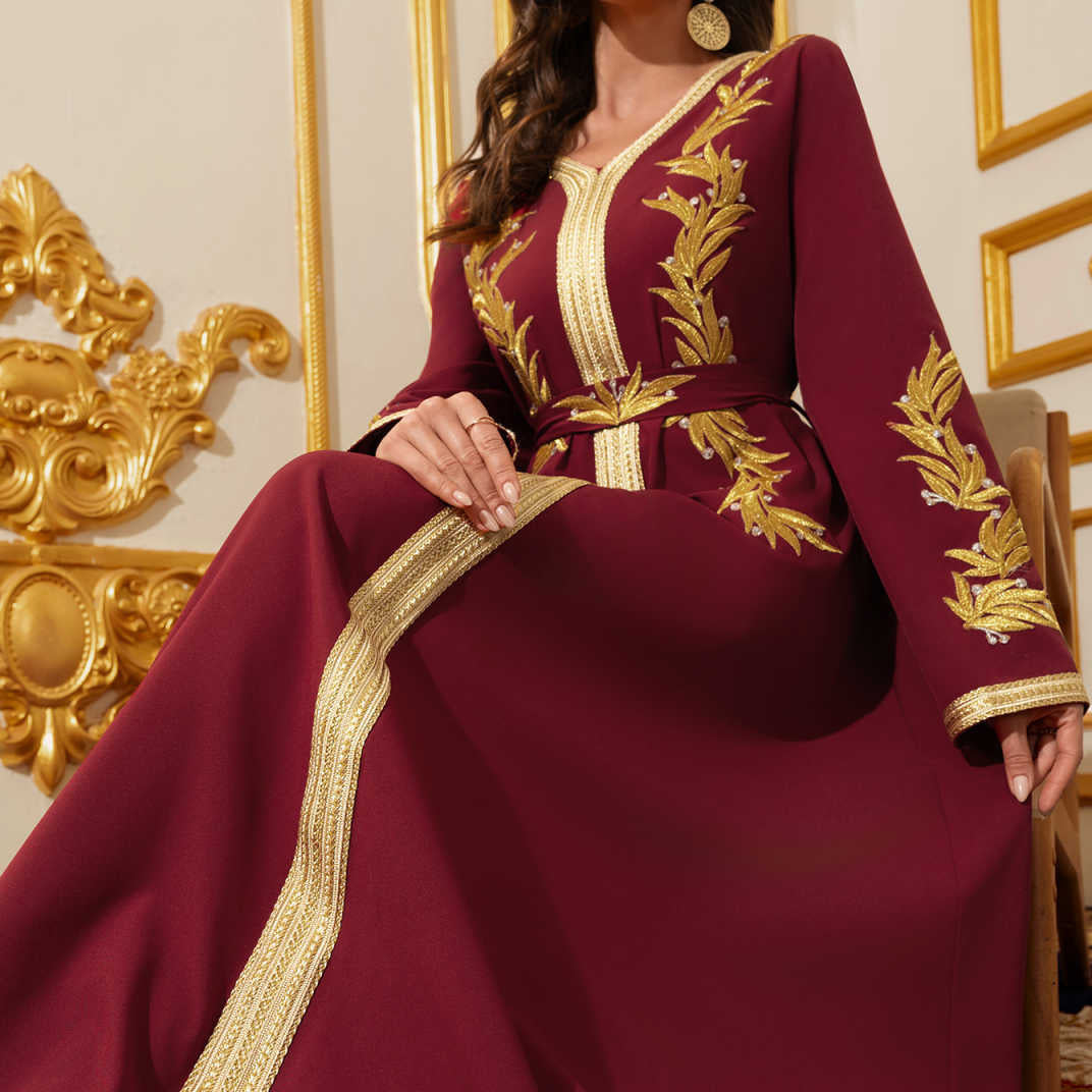 Robe longue bordeaux en dentelle à manches longues et ceinture