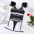 Ensemble de lingerie noir en dentelle à détails plume