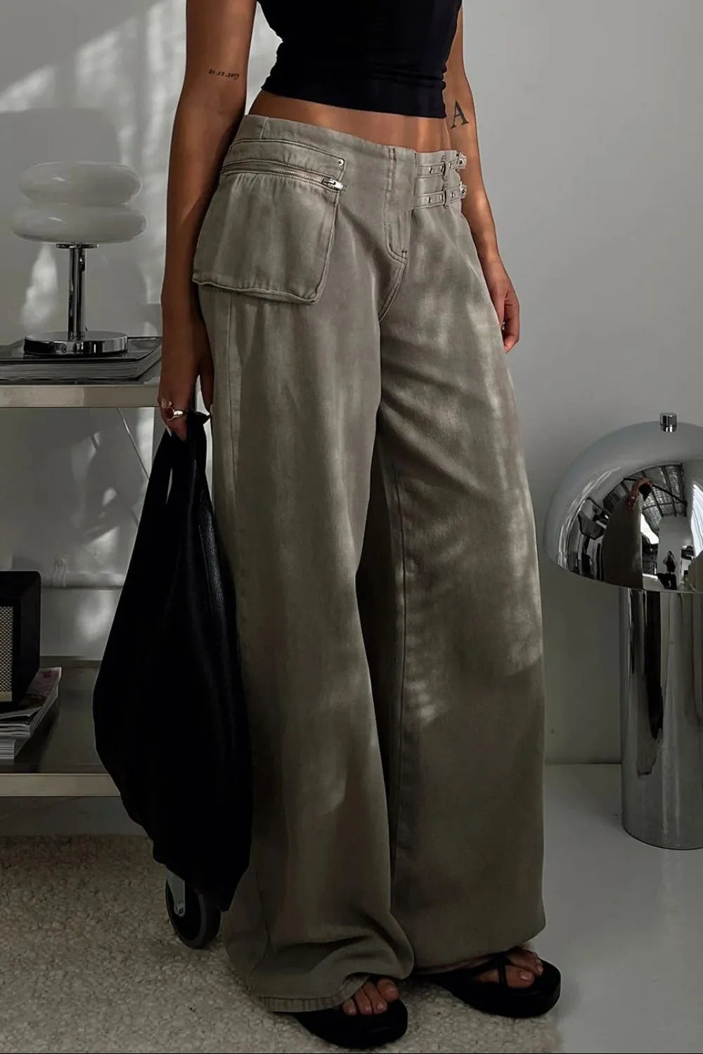 Jean femme à jambes larges et détails à boucles