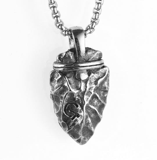 Collier homme à pendentif pointe de flèche argenté