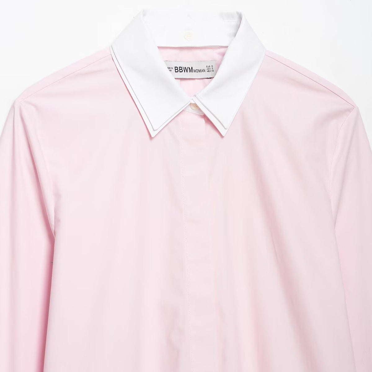 Chemise femme rose à col et poignets blancs contrastants