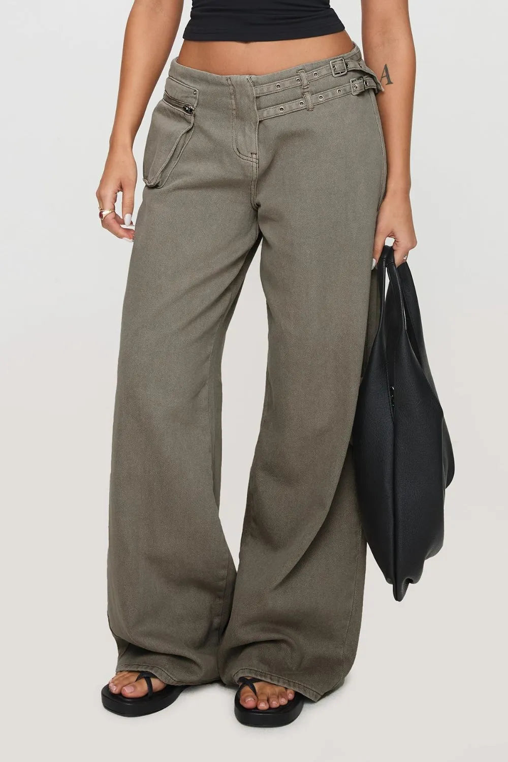 Jean femme à jambes larges et détails à boucles