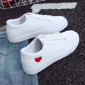 Flache Sneaker aus Kunstleder mit Herzmuster für Damen – lässig & atmungsaktiv