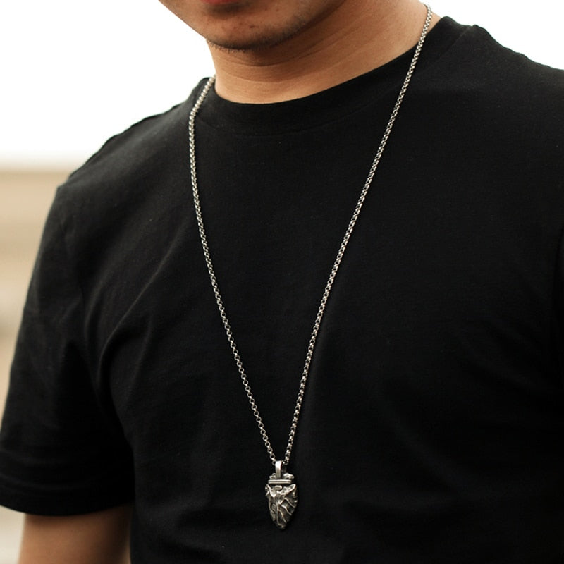 Collier homme à pendentif pointe de flèche argenté