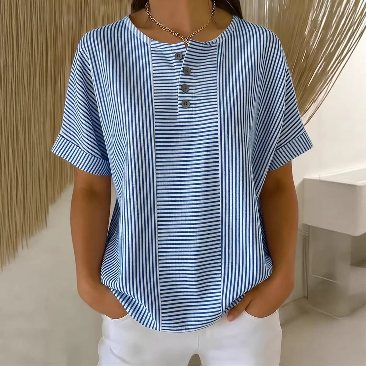 T-shirt femme rayé à manches courtes et col boutonné