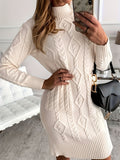 Robe pull blanche en maille torsadée à col montant