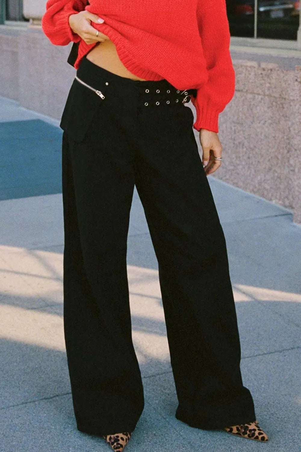 Jean femme à jambes larges et détails à boucles