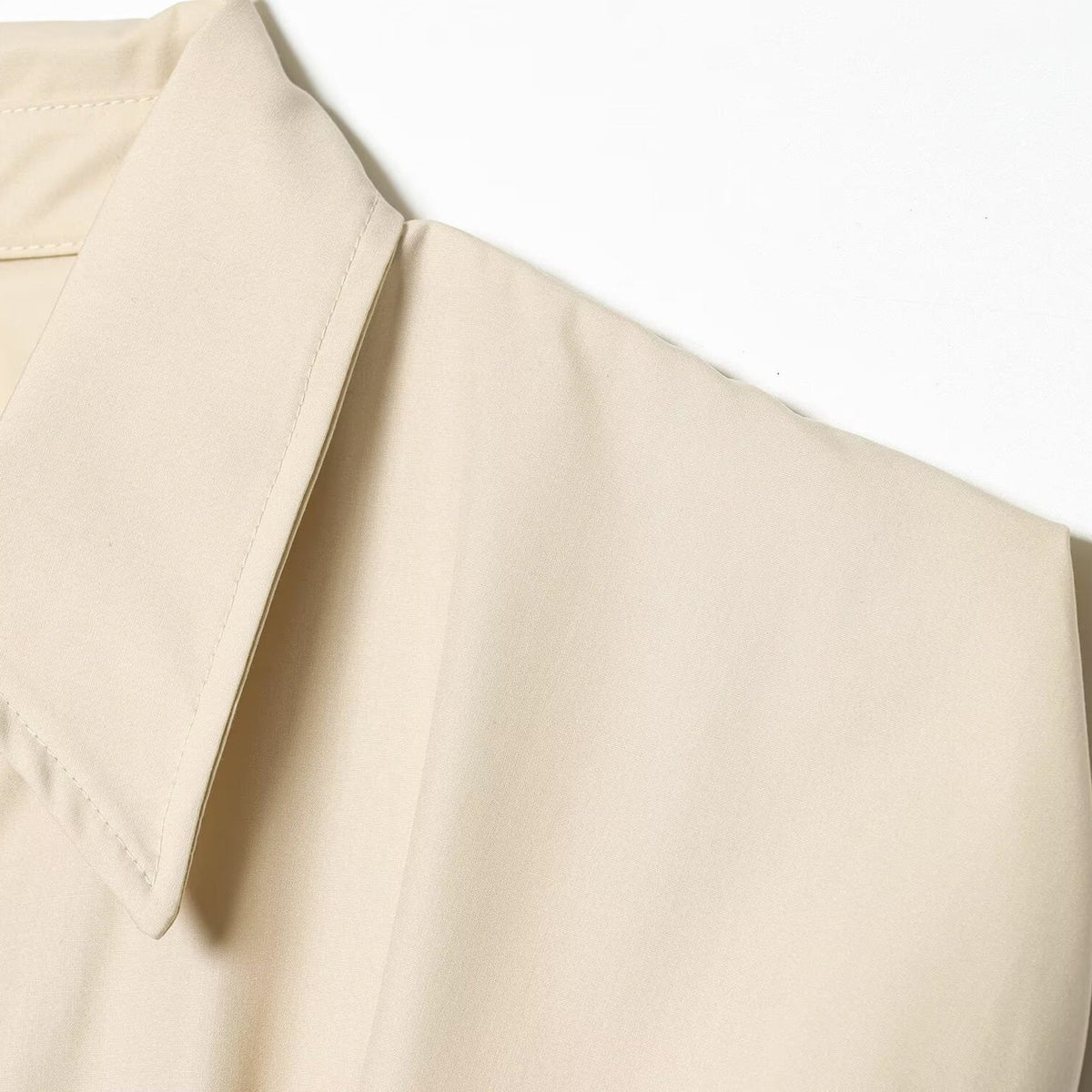 Blouse femme sans manches à col chemise et taille plissée