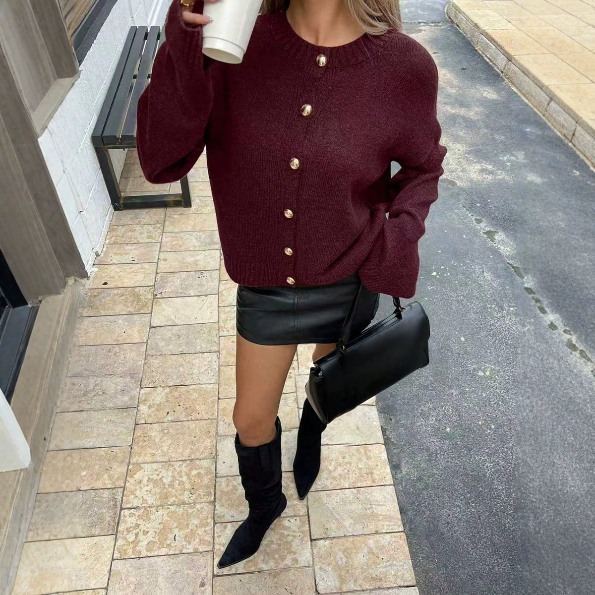 Damen-Strickjacke aus Kaschmir mit Rundhalsausschnitt und goldenen Knöpfen – Eleganter Stil