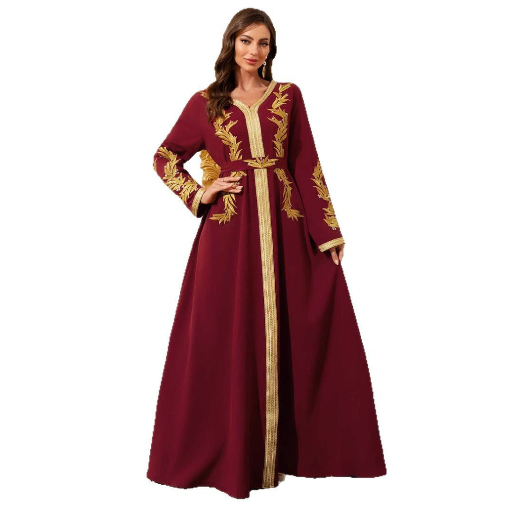 Robe longue bordeaux en dentelle à manches longues et ceinture