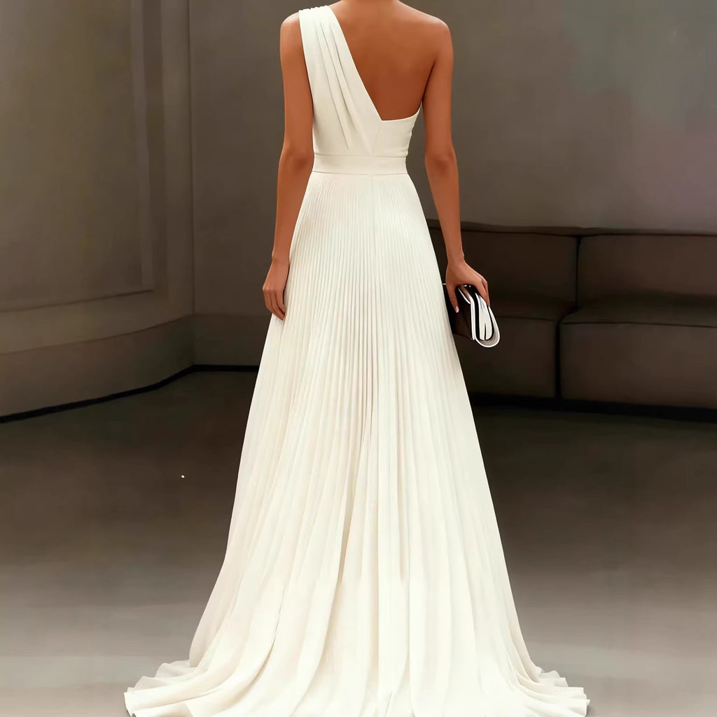 Robe longue blanche plissée à une épaule