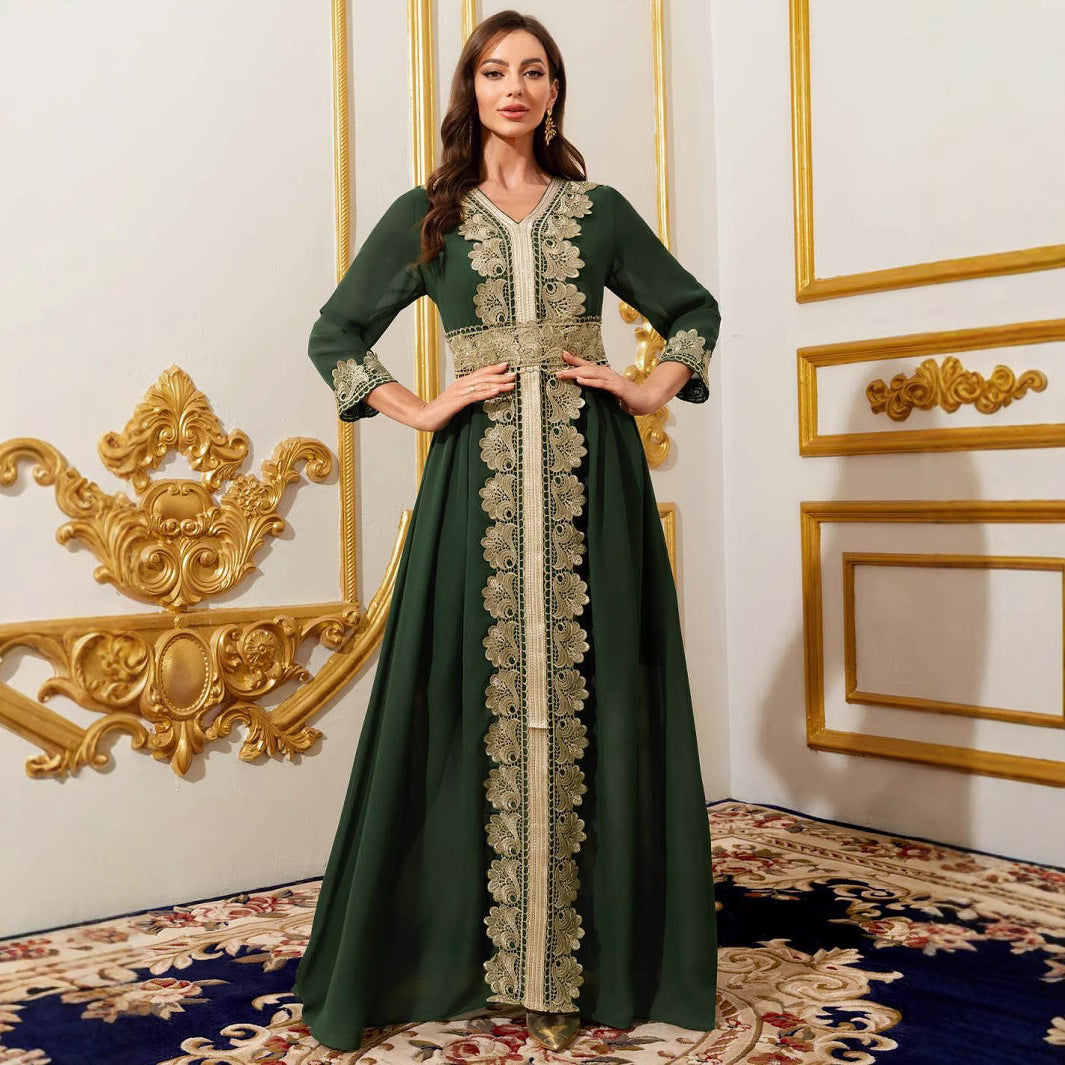 Robe longue verte en mousseline à col V et détails en dentelle