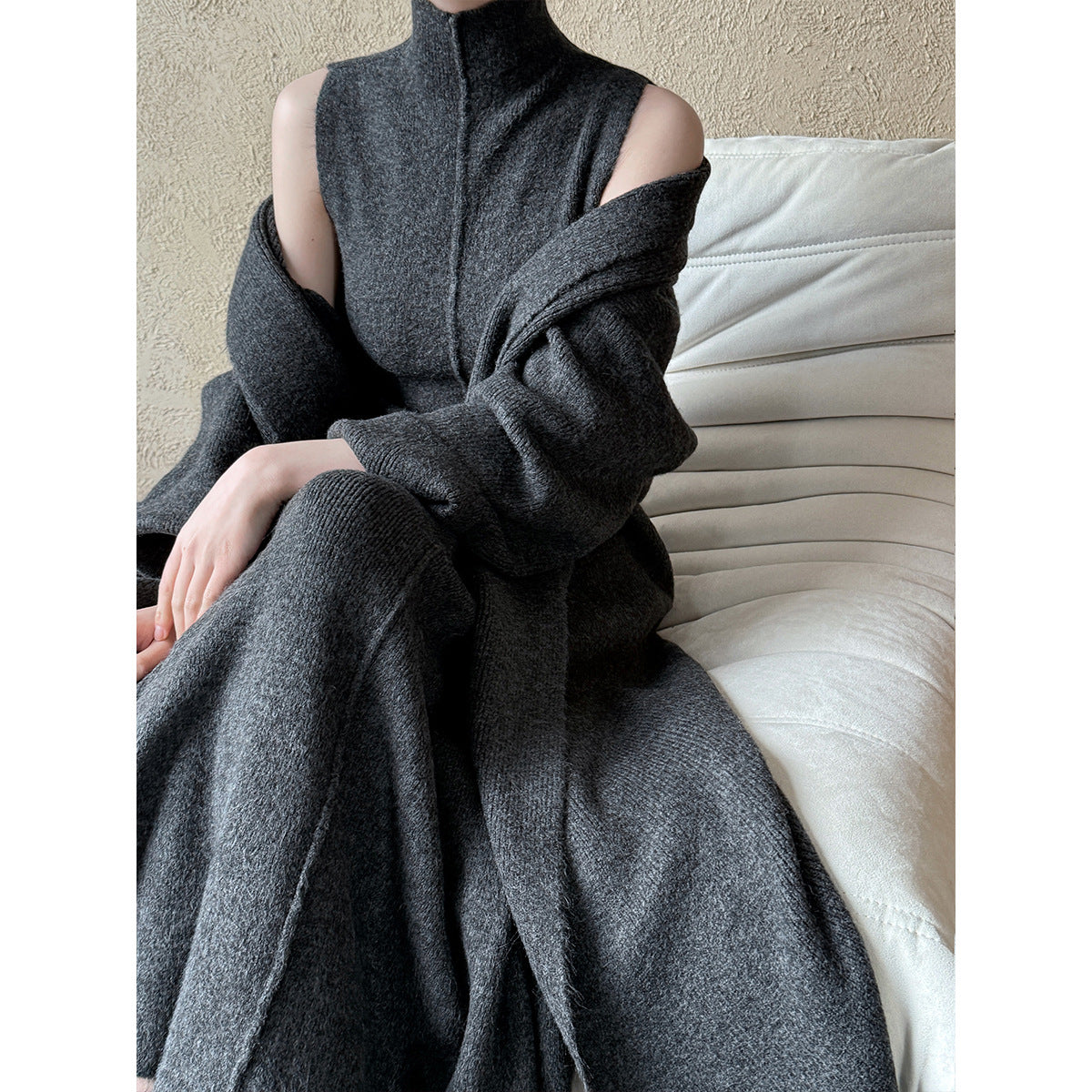 Ensemble femme en maille : robe longue col montant et gilet
