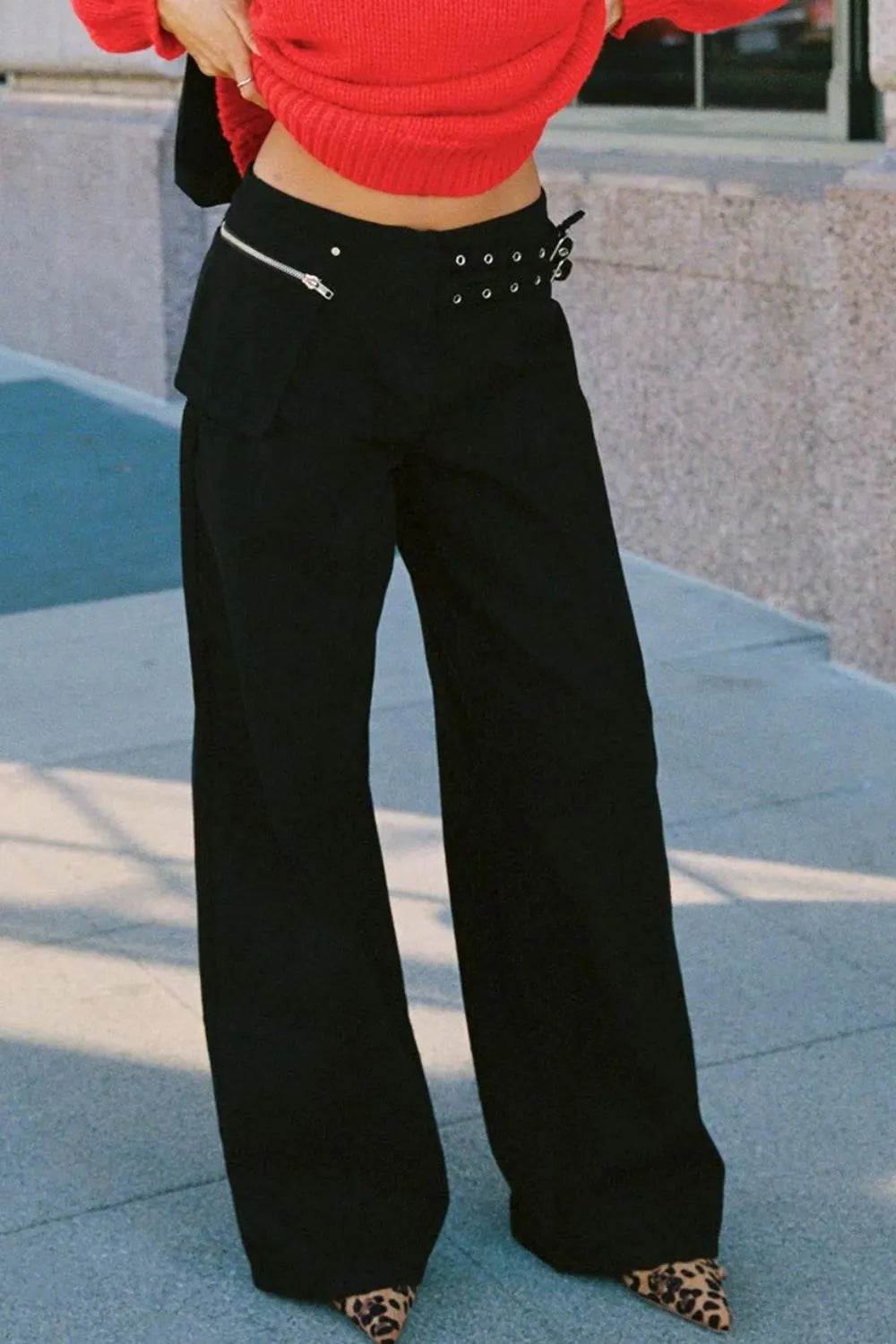 Jean femme à jambes larges et détails à boucles