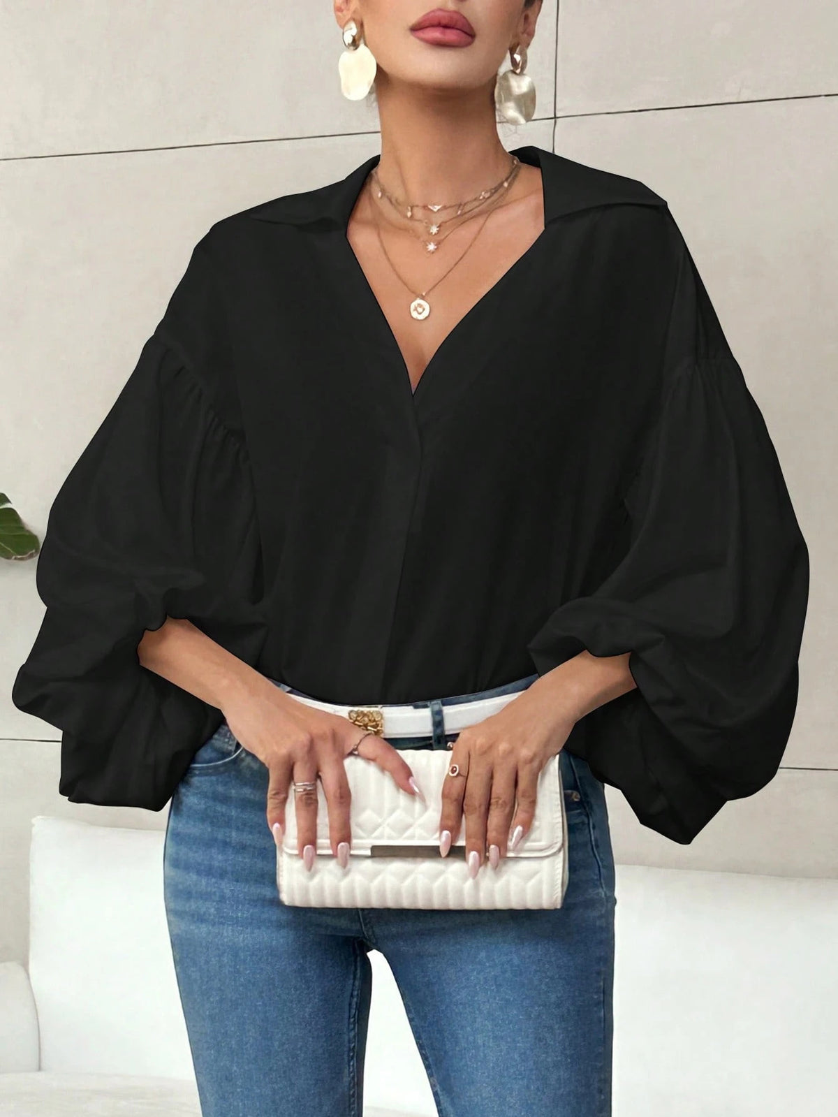 Blouse femme ample à col ouvert et manches bouffantes