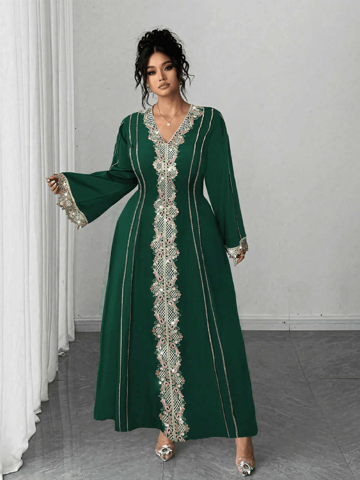 Robe longue grande taille en dentelle brodée à col V