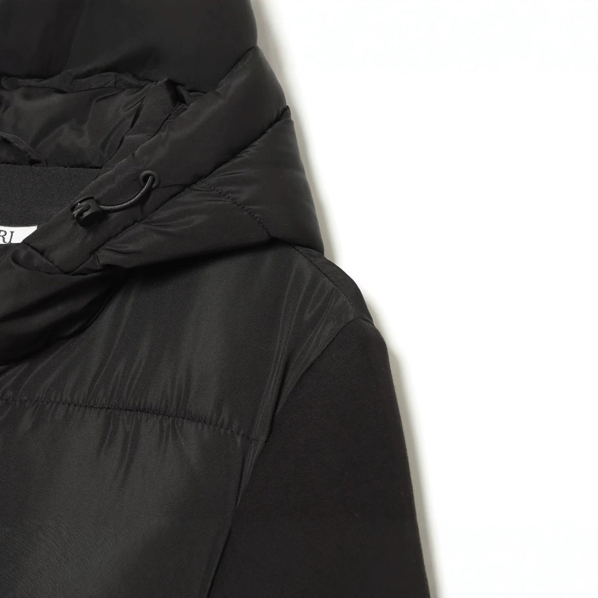 Veste femme noire à capuche et empiècements matelassés