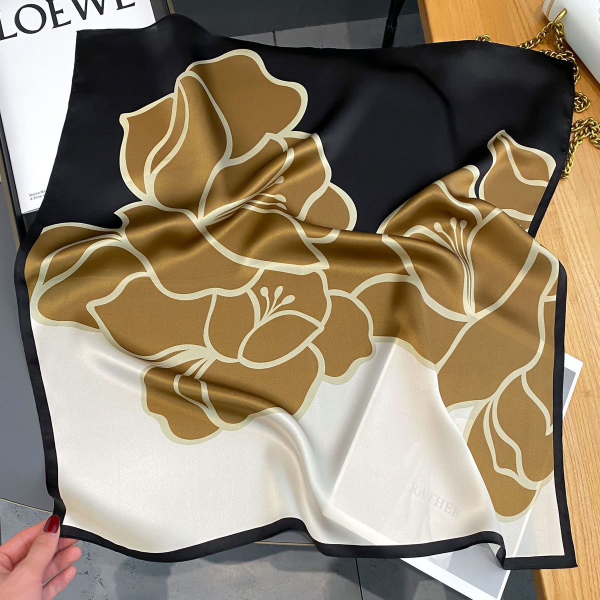 Foulard carré femme à imprimé floral – 70 × 70 cm