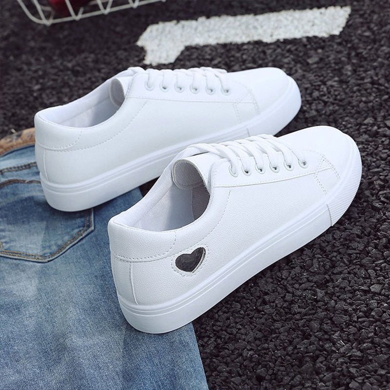 Baskets Plates Cuir PU Motif Cœur Femme – Casual & Respirant