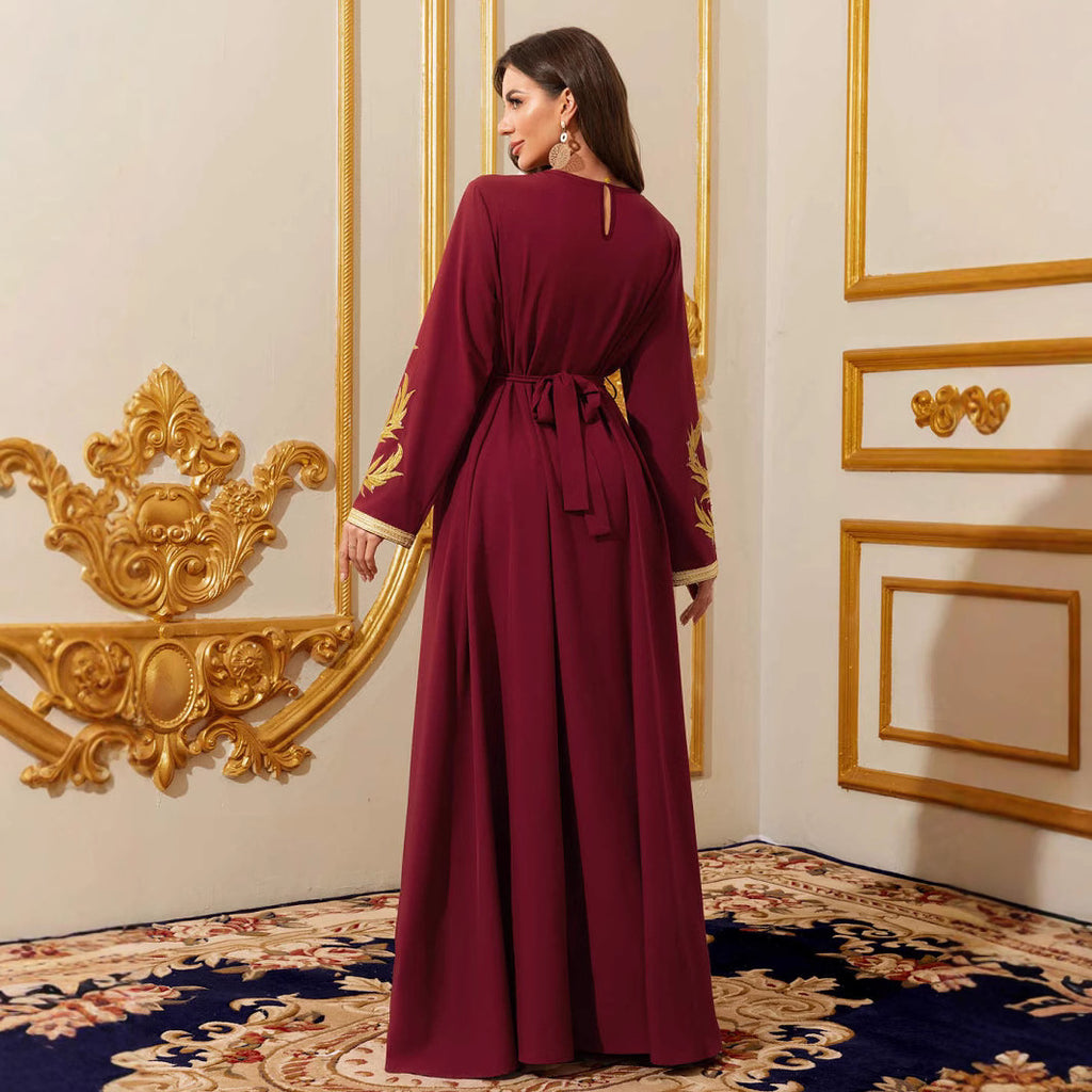 Robe longue bordeaux en dentelle à manches longues et ceinture