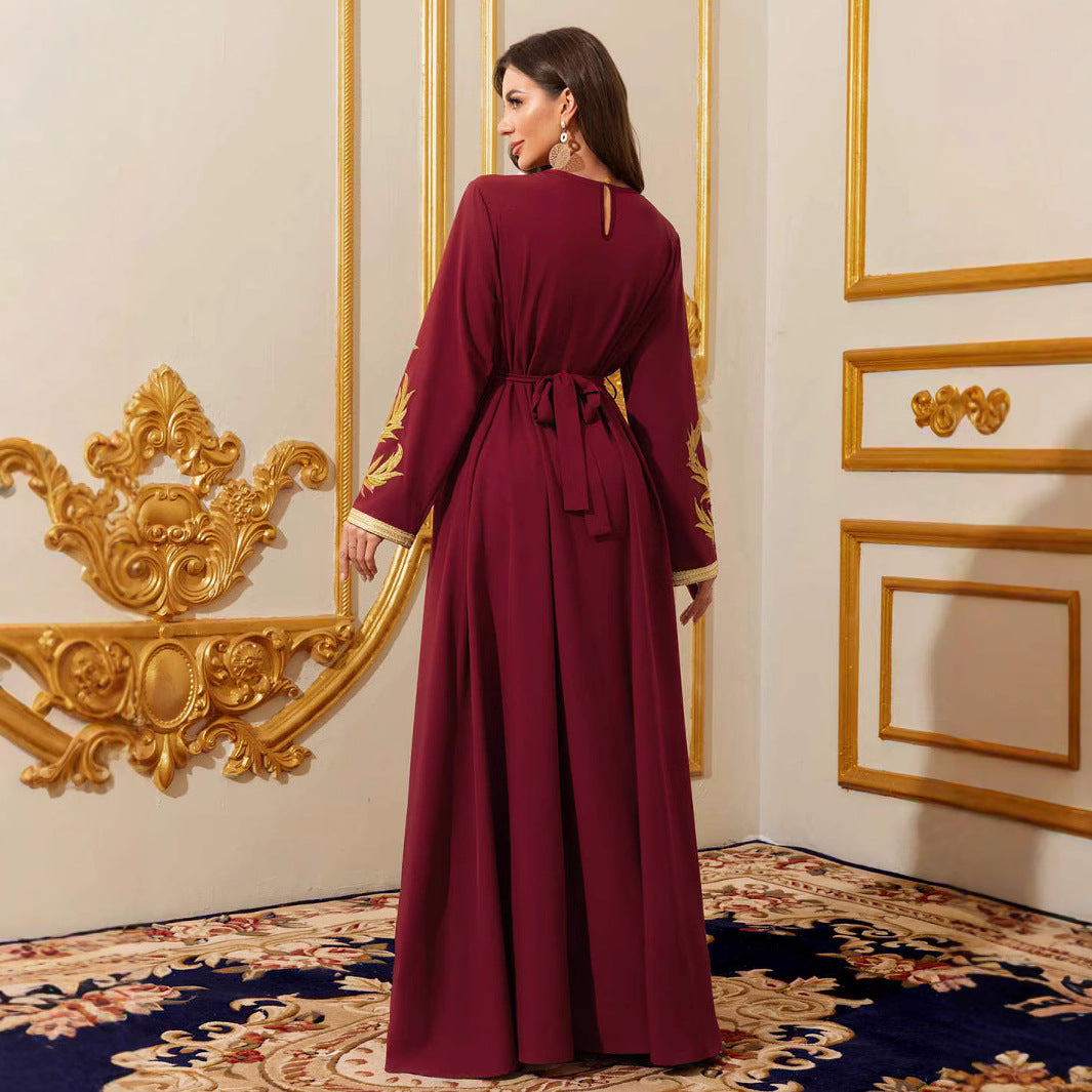 Robe longue bordeaux en dentelle à manches longues et ceinture