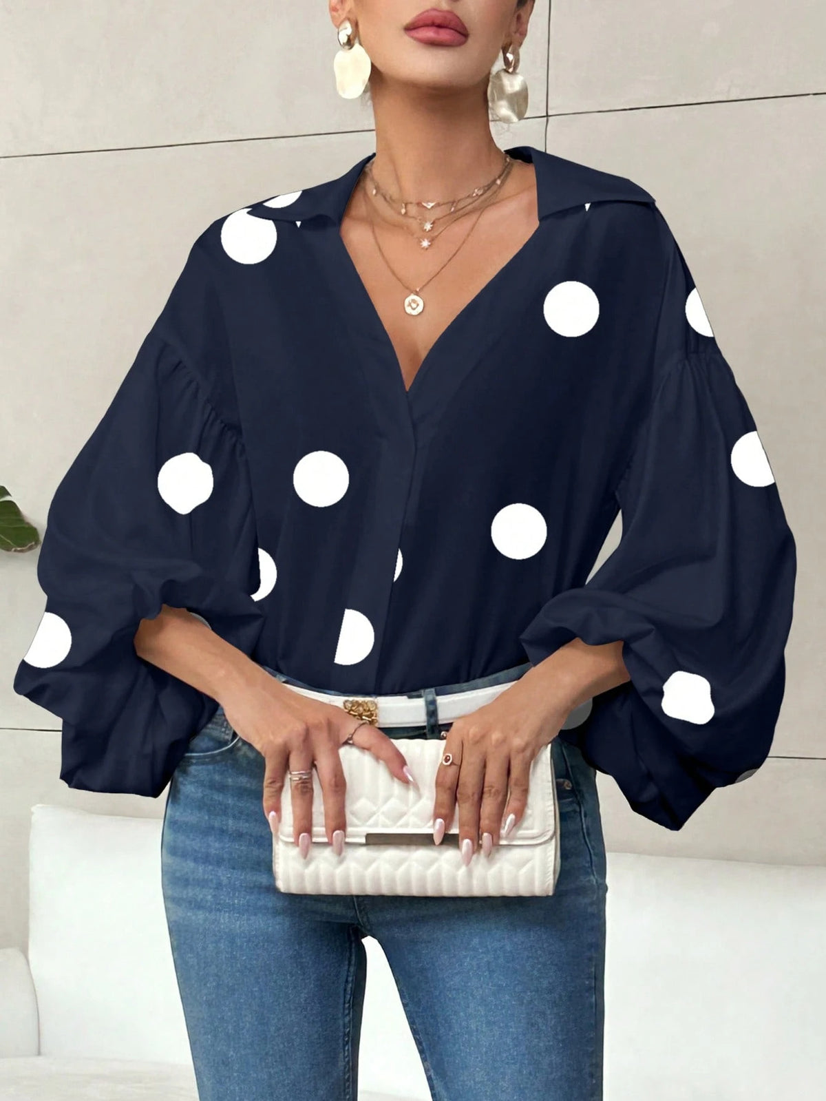 Blouse femme ample à col ouvert et manches bouffantes