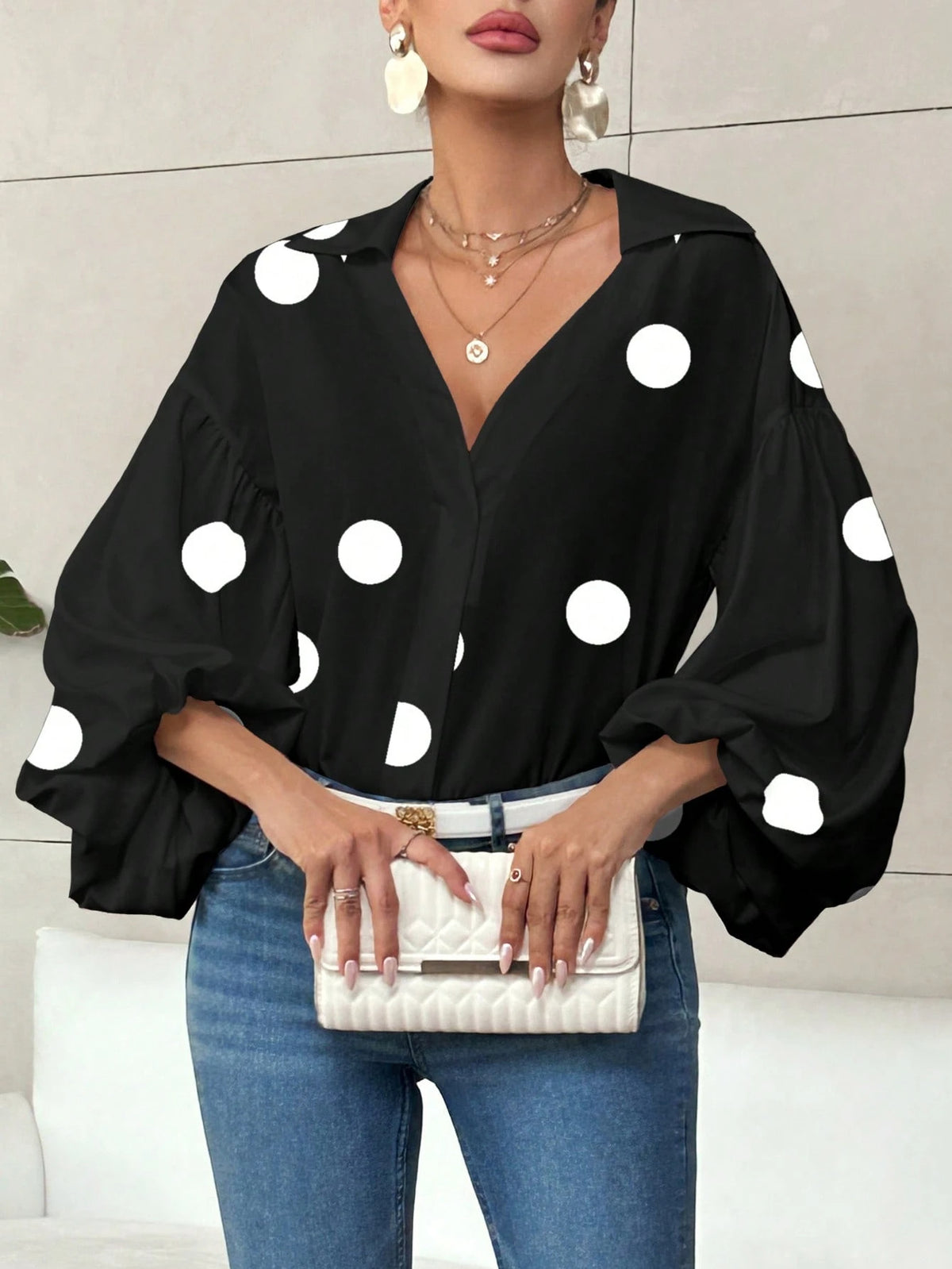Blouse femme ample à col ouvert et manches bouffantes