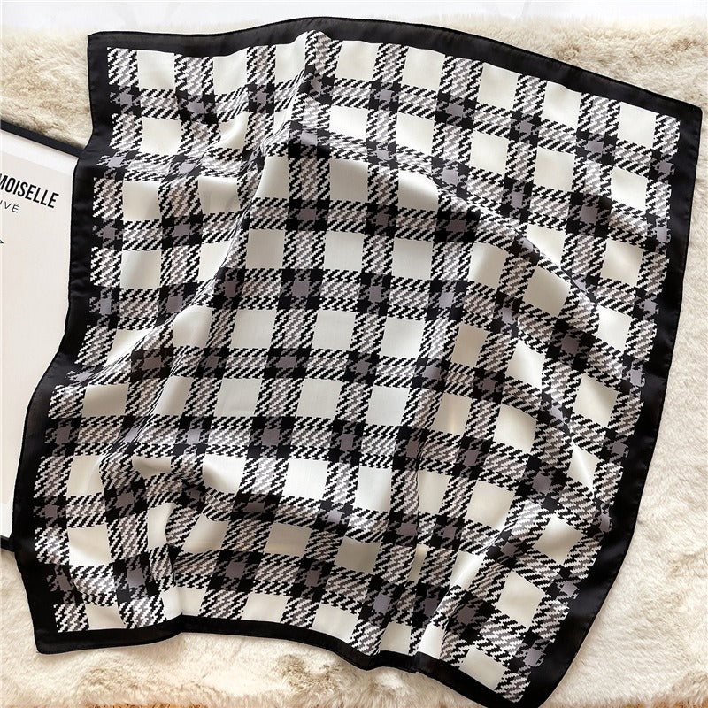 Foulard Carré à Carreaux Femme – Élégant & Polyvalent