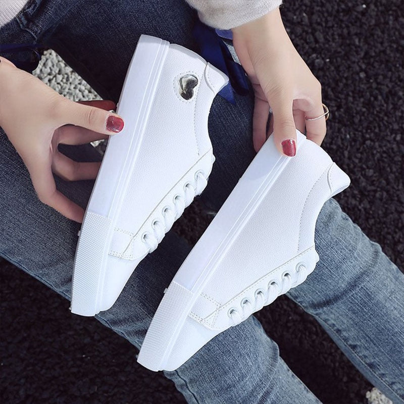Baskets Plates Cuir PU Motif Cœur Femme – Casual & Respirant