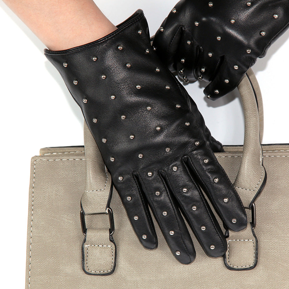 Gants femme en cuir noir à clous argentés