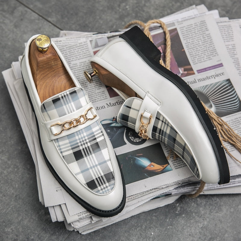 Mocassins homme en cuir à carreaux et chaîne dorée, style luxe italien