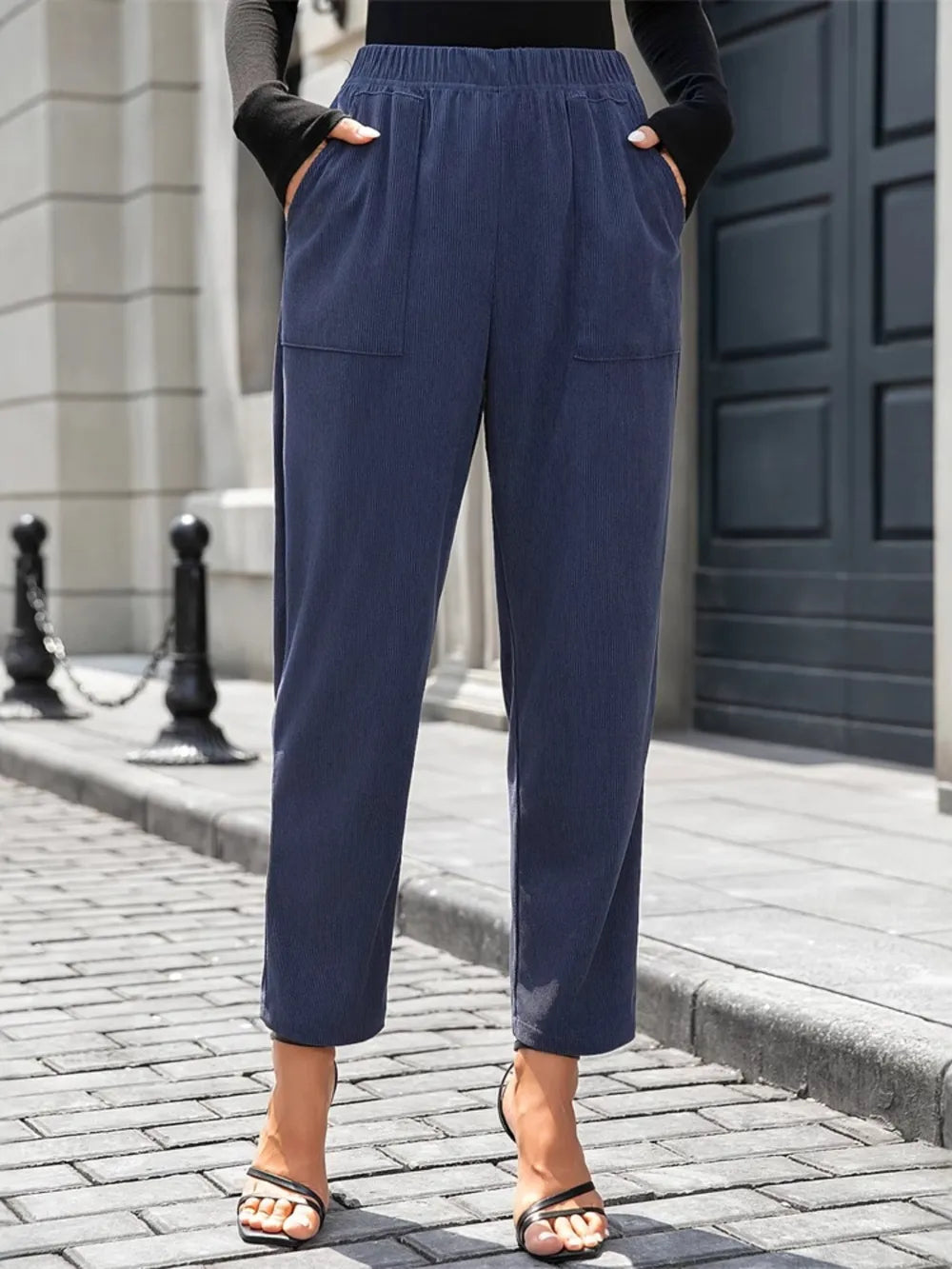 Pantalon femme bleu marine à taille élastiquée et poches