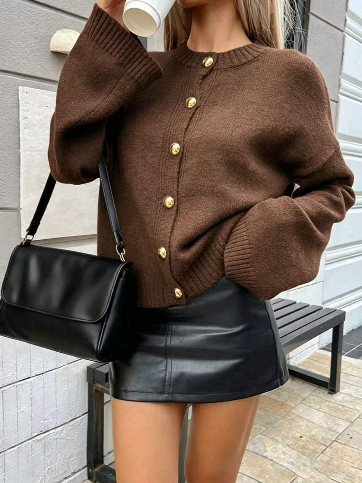 Damen-Strickjacke aus Kaschmir mit Rundhalsausschnitt und goldenen Knöpfen – Eleganter Stil