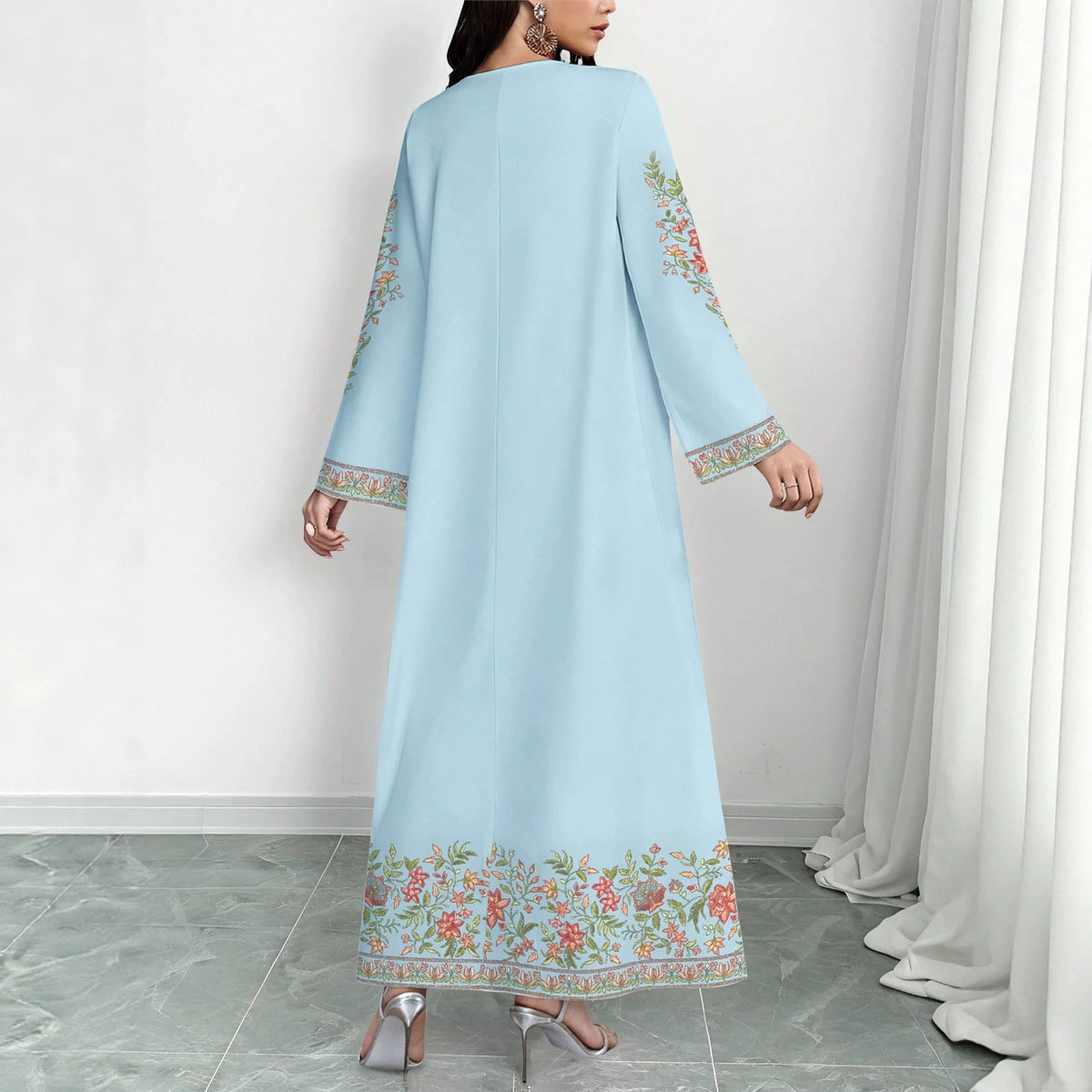 Robe longue fleurie à col V et manches longues