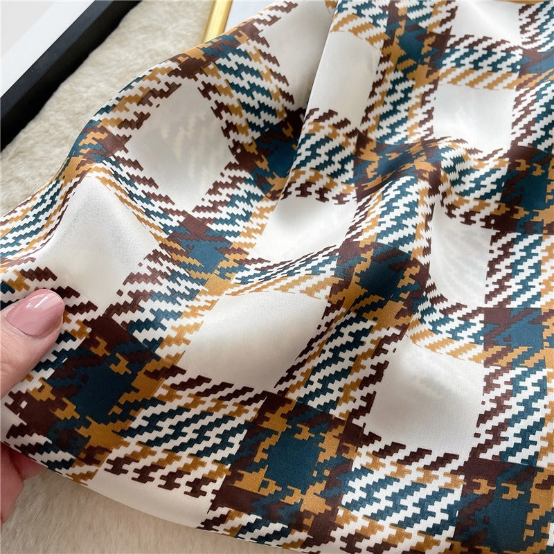 Foulard Carré à Carreaux Femme – Élégant & Polyvalent