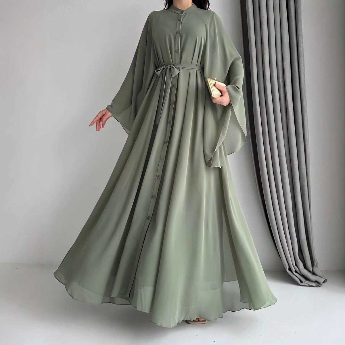 Robe longue verte en mousseline à manches longues et ceinture