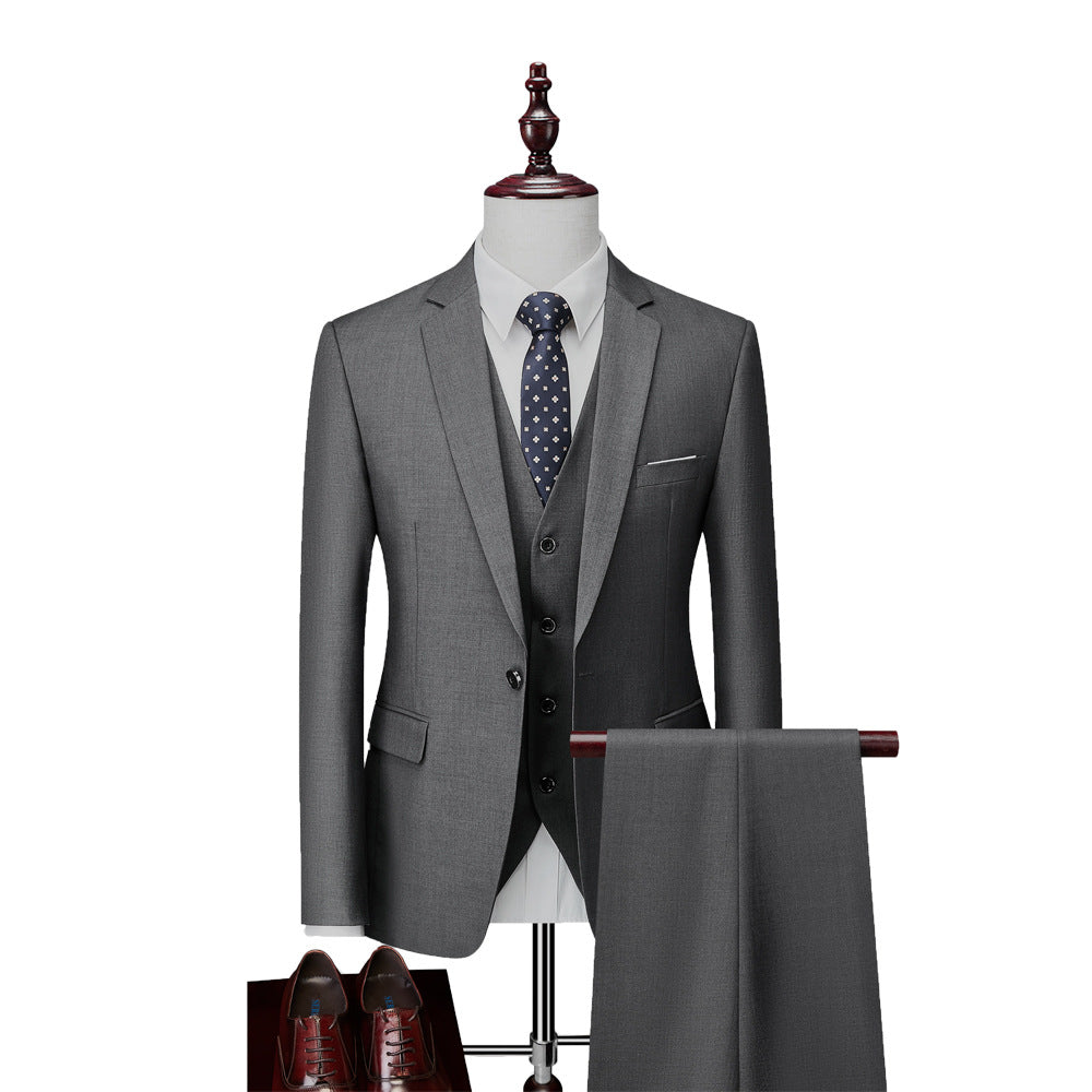 Costume homme trois pièces à coupe ajustée