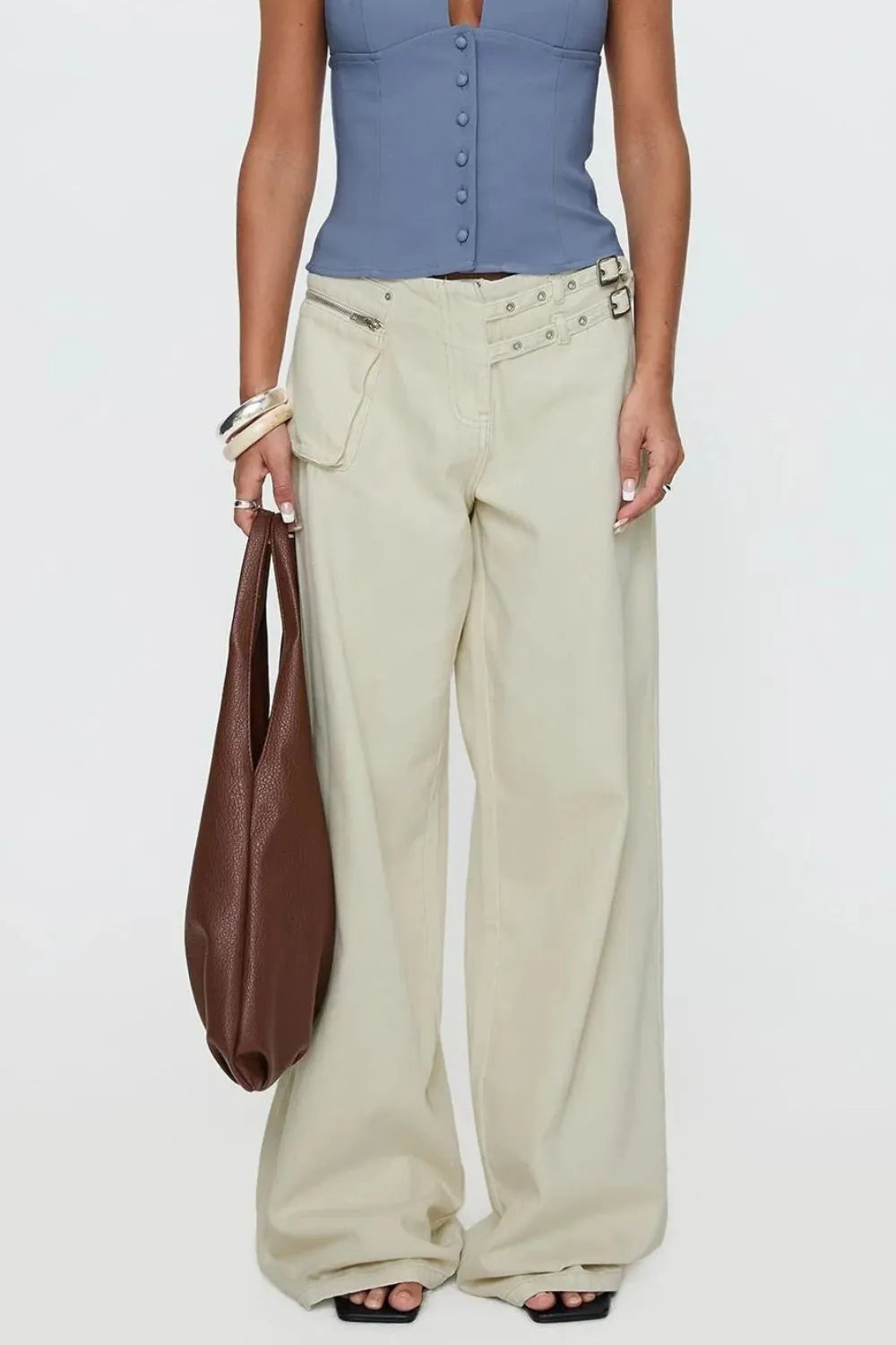 Jean femme à jambes larges et détails à boucles