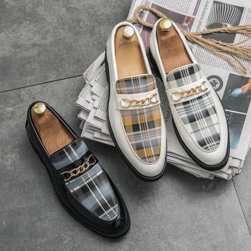 Mocassins homme en cuir à carreaux et chaîne dorée, style luxe italien