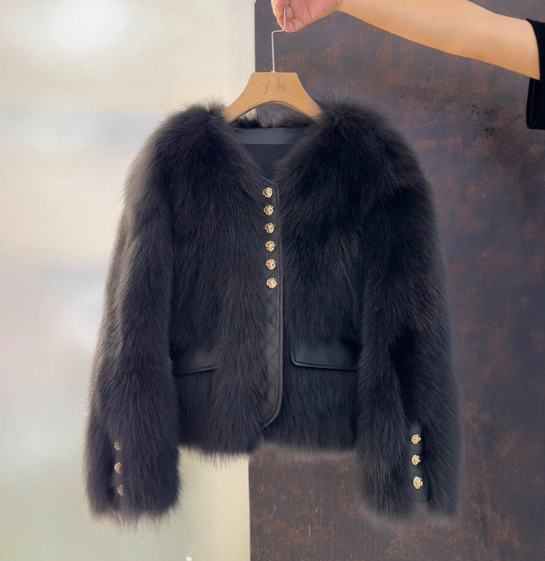 Veste courte femme aspect fourrure à boutons dorés
