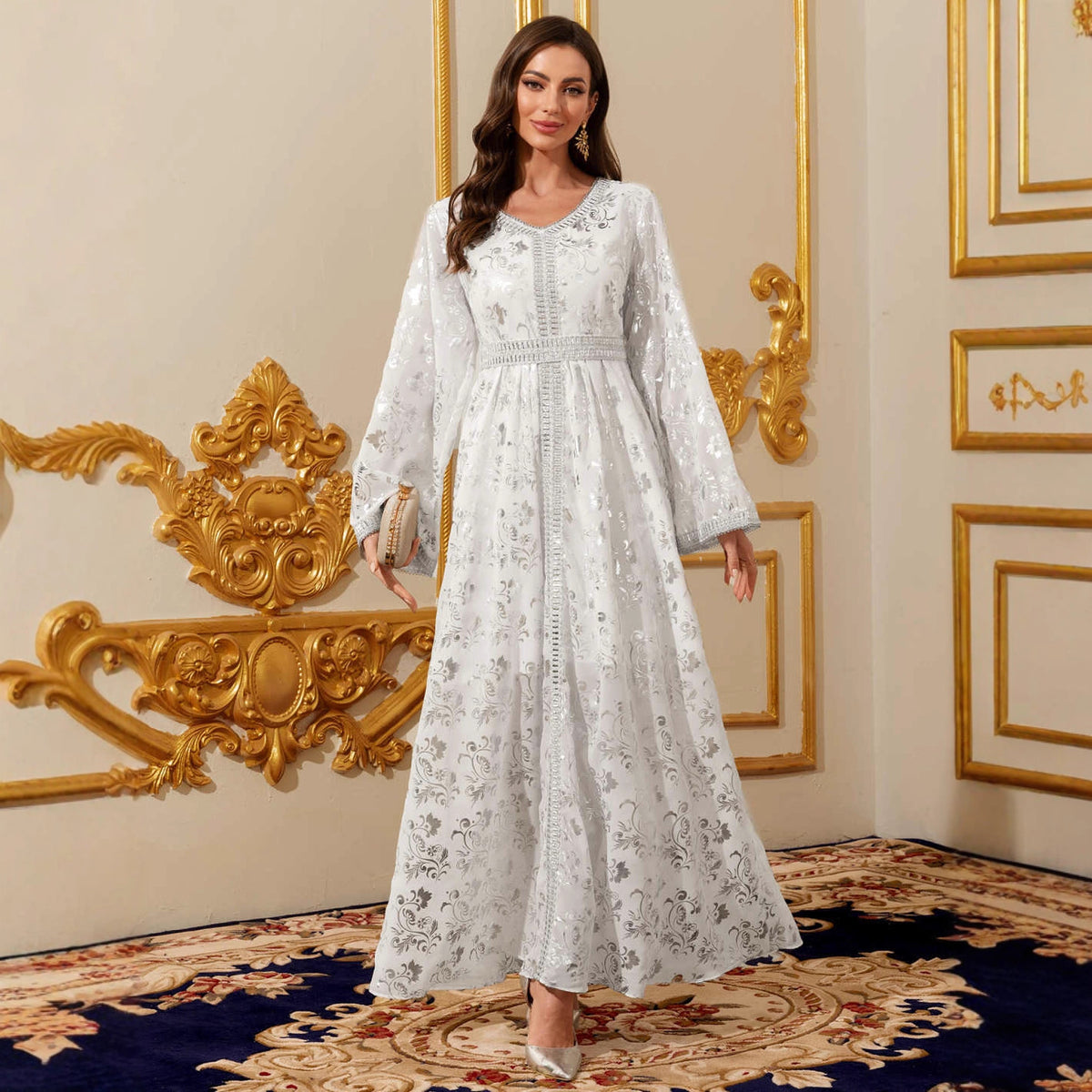 Robe longue blanche à manches longues et motifs dorés